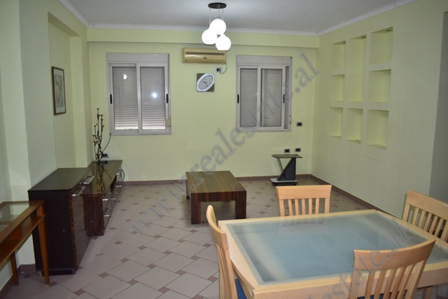 Apartament 1+1 me qira ne rrugen Gjon Muzaka ne Tirane.
Ndodhet ne katin e dyte te nje pallati te r